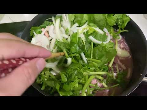 Instructions for making stir-fried squid with spring onions.