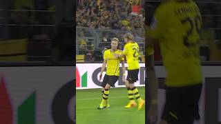 Marco Reus with a 1000 IQ move! 🧠