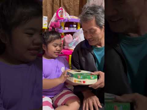 KEJUTAN LEBARAN UNTUK KAKEK KU ๐ KHAYRA BOCIL SURPRISE IN MBAH PERMEN YUPI IDUL FITRI #shorts