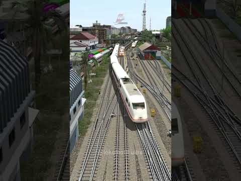 Dua Kereta Api Cepat Berpapasan di Jalur Sibuk Kereta Api #train #railway #shorts #trainvideo