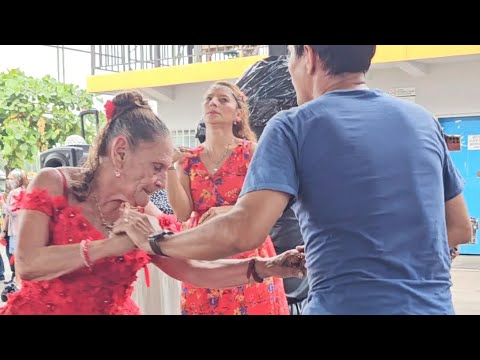 La Reina de los bailes se desató moviendo el cuchumbo con su enamorado dejando a todos boca abierta