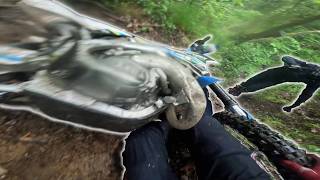 Je me prends une moto d'enduro sur la TÊTE ! 🤕