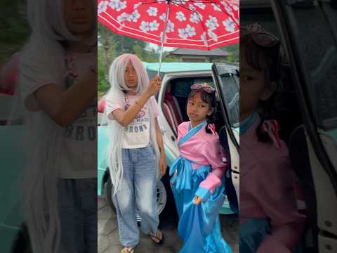 PUTRI CANTIK TURUN MOBIL