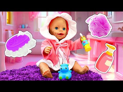 O Banheiro de Bonecas: Hora do Banho para a Boneca Baby Born Emily! Vídeo Infantil