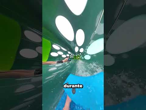 ¡La carrera de toboganes más épica del parque acuático!