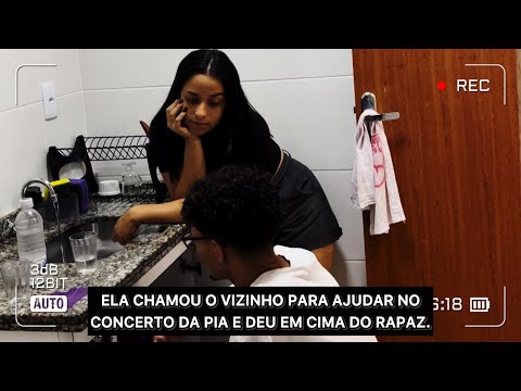 Ela chamou o vizinho para ajudar no concerto da pia e deu em cima do rapaz