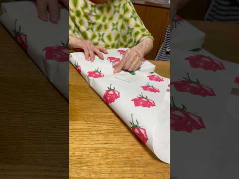 メルカリで購入したバラの包装紙で元高島屋店員91歳が回転包装してくださる🌹　　#包装 #メルカリ #ラッピング