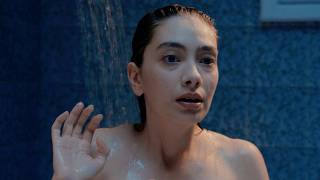 Une actrice célèbre tourne une pub de shampooing et sa vie bascule