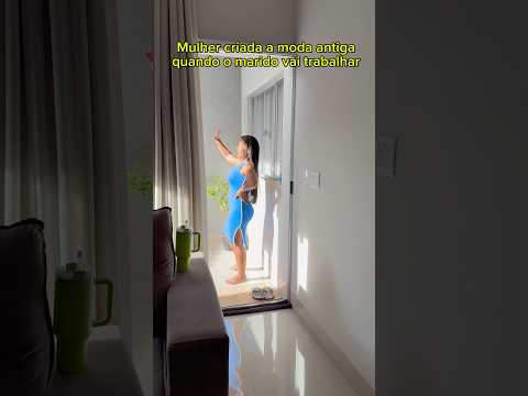 Mulher criada a moda antiga quando o marido vai trabalhar #rotina #donadecasa #limpeza
