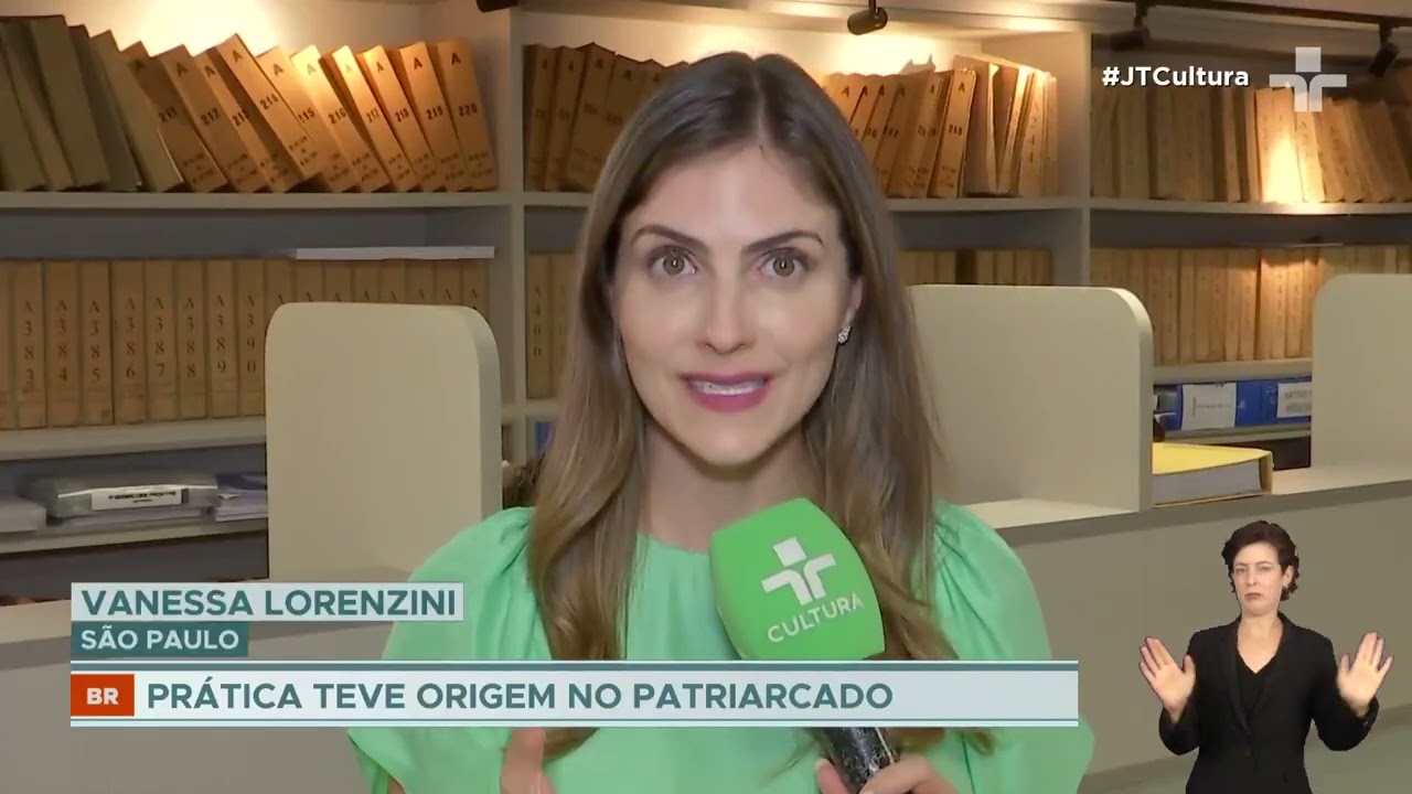 Cada vez menos mulheres adotam sobrenome do marido após o casamento, aponta levantamento