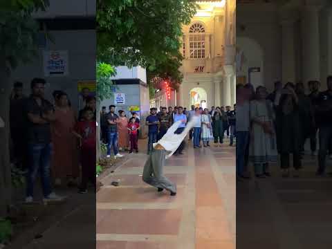 सवाल घेरे बना लेते है जब तुम्हारे पास जवाब नही होता ✍🏻 #buskerartist #buskअर्थ #aajkuchaisahai