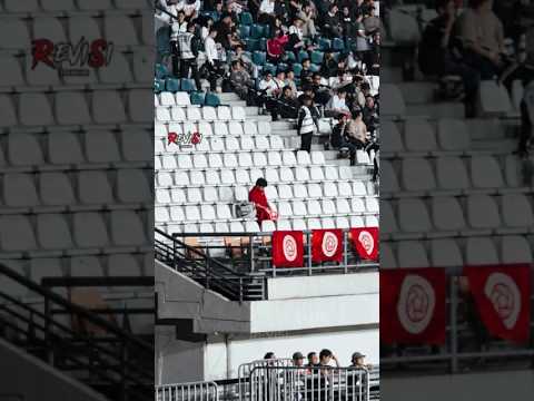 Dukungan seorang diri <strong>fans</strong> Viettel di Si Jalak Harupat!