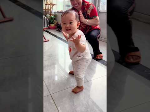 Baccha pahli bar apne pairo par khada ho gya 😯