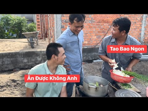 Đãi anh em thợ xây nhà Ngọc Bếp Củi buổi cơm chiều với món ăn lạ được anh thầu chế biến