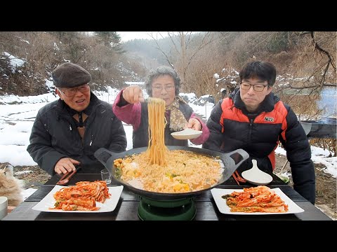 흰눈이 펑펑~! 야외에서 솥뚜껑 라면에 김장김치 먹방 (숯불 군고구마) korean ramen mukbang / korean kimchi / asmr mukbang