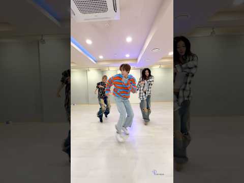 <strong>티오피</strong> 칼각 DNA가 숨긴다고 숨겨지는 것도 아니고😎🔥#TEENTOP #틴탑#ODDYOUTH #오드유스#DONTSTOP#NIEL #니엘#SUMMER #써머#MAIKA #마이카