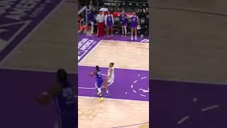 Looks like Alyssa Thomas is passing up open lay up to try to get assists to catch #caitlinclark 😭