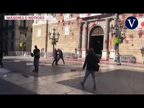 Atacan la fachada del Palau de la Generalitat con sangre animal