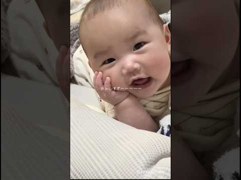 短い腕で頬杖をつく赤ちゃん。垂れそうなほっぺを支えてる？？ #cute #可愛い #baby #実況 #実況ベイビー mne2002324さんより！