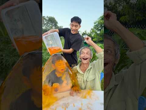 Hai ông cháu trêu đùa hãm hại cậu bé siêu dễ thương 😂😱👶🏻♥️👴 #shorts #cute