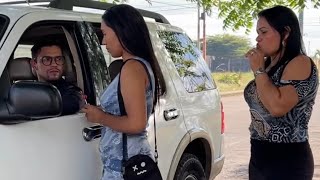 Increíble lo que este hombre hace a esta chica