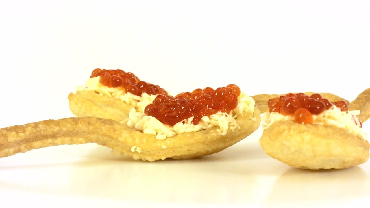 Слоеные ложки с красной икрой. Пошаговый рецепт праздничной закуски.