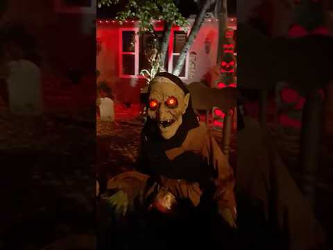 Don’t look behind you! #halloween #horror#spooky #scary #horrortok #canada #trickortreat #pumpkin 😱