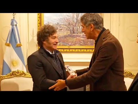 MILEI LE DIO SU MEDALLA A UN VETERANO DE MALVINAS