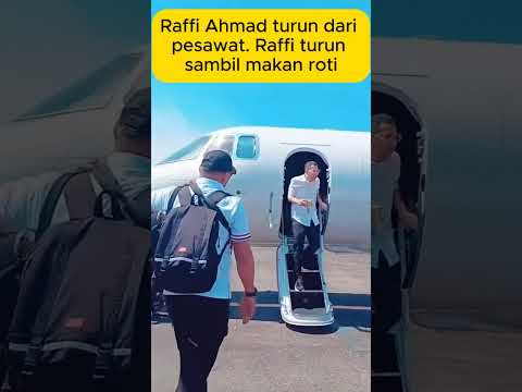 Raffi Ahmad turun dari pesawat. Raffi turun sambil makan roti