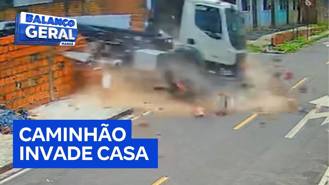Caminhão perde controle invade casa e fere idoso e criança