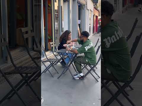 Expérience sociale il a mis un truc dans son verre incroyable, la réaction de la fille??