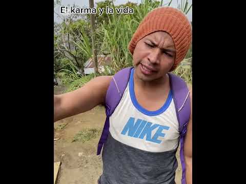 Le cobra dinero a su padre y su hermano menor le da una lección