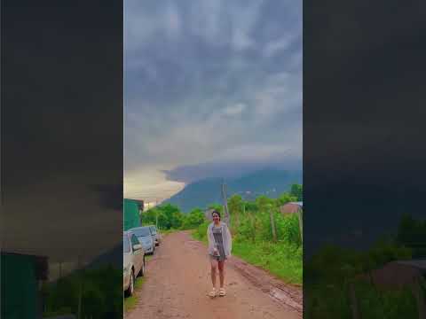 Có mây có núi và có em