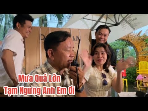 Mưa to ướt hết sân khấu NSMV Khương Dừa phải cho tạm ngưng ghi hình để anh em bảo quản máy quay