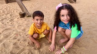 Ravi e Majú no parquinho de areia!!!