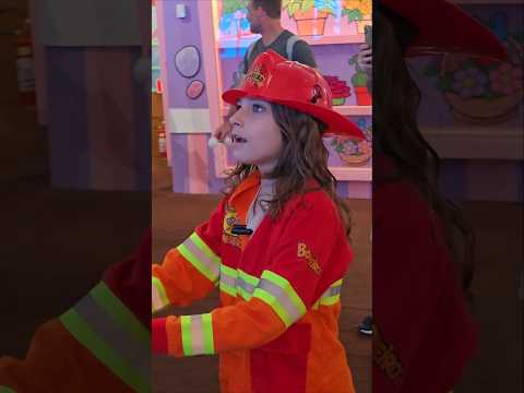 BOMBEIRA BABI - As crianças apagaram o incêndio na Vila da Mônica! #shorts