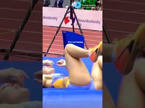 Angelica Moser struggles with form #angelicamoser #olympics2024 #womenspolevault