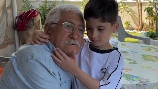 Il piccolo Emriko ha trascorso momenti gioiosi con il nonno 
