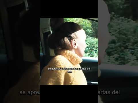 La mujer encontró al monstruo cabeza de toro en el bosque.#film #movie #shorts