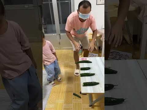 女兒說要砍多少拿多少，但是為什麼她把黃瓜換成了擀麵棍？ #funny#萌娃#搞笑#整蠱