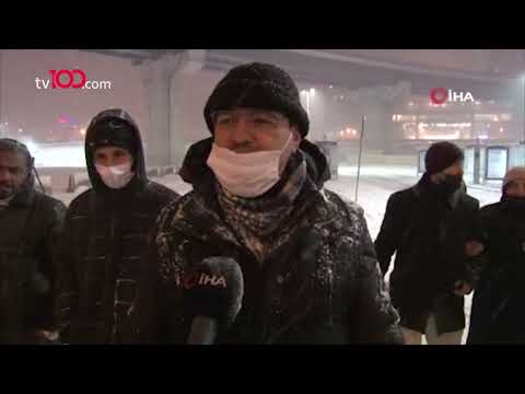 Kar bastırdı, vatandaşlar otobüs duraklarında mahsur kaldı