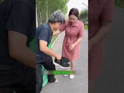 Una mujer tira un par de zapatos y algunos envolto#trending #viralvideo #shorts