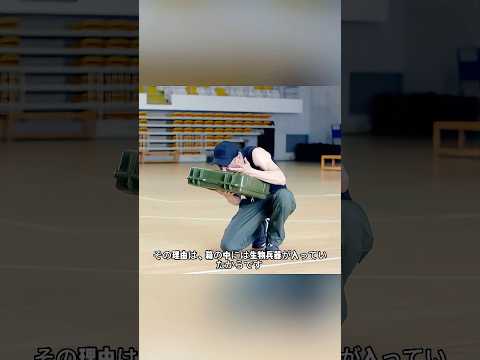 兵士は生物兵器を口で覆った.#shorts #japan