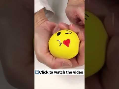 She makes emojis in one minute