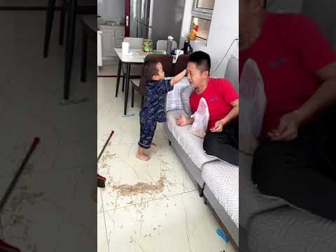 爸爸吐了一地瓜子皮，儿子都看不下去了😴🤣#呆萌小米宝#萌娃#熊孩子