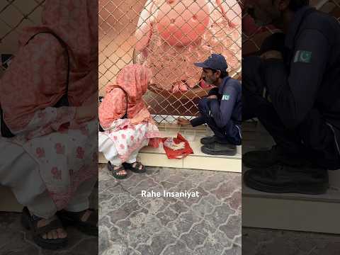Roti kai sath halwa khatay dekha #kindness #helpinghands #breakfast #india