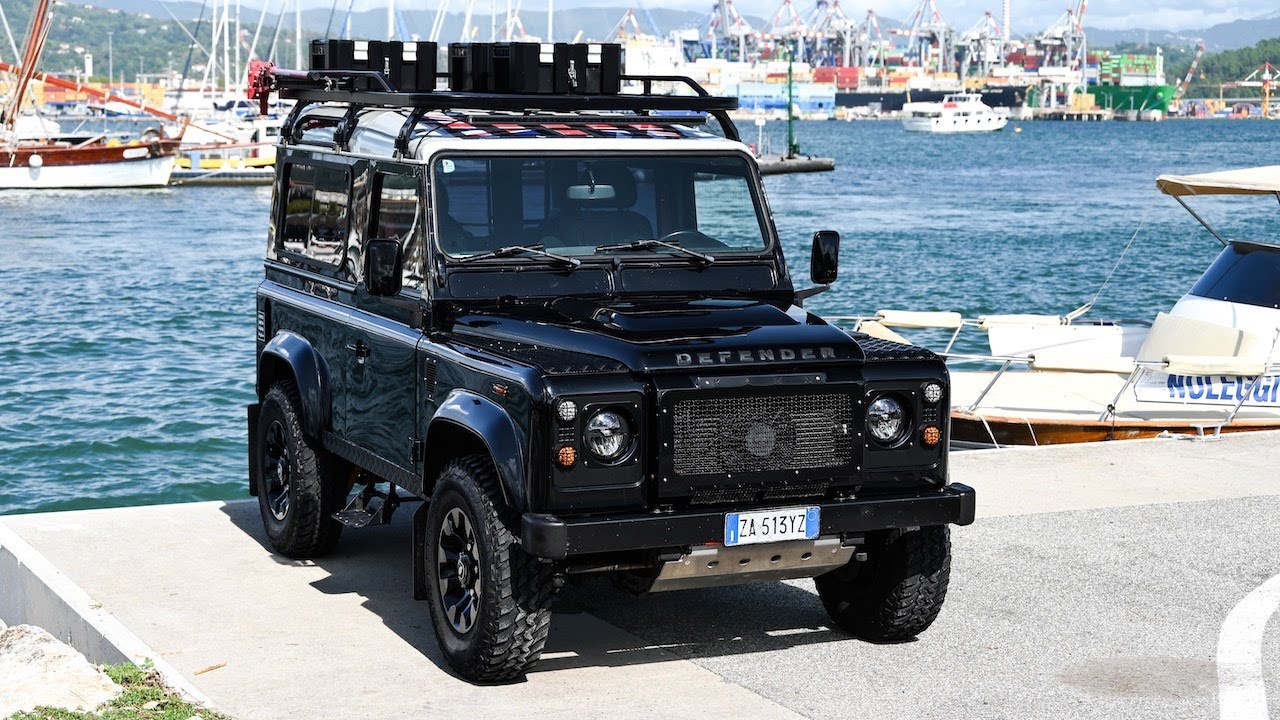 Video preview of Land Rover Defender 90 TD4 (2007)