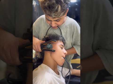مواقف حلاق 😂 ازاله اكبر حبايه للاذن😱✂️#subscribe #تحشيش #viralyoutubeshorts #barbershop #barber