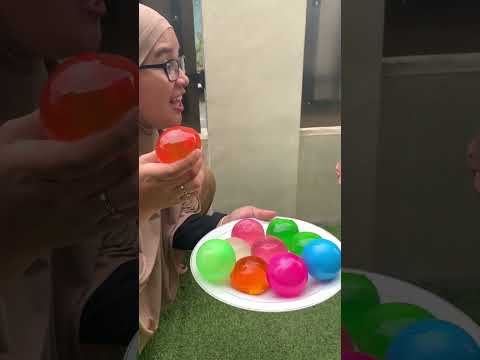 Bayi Makan Bola