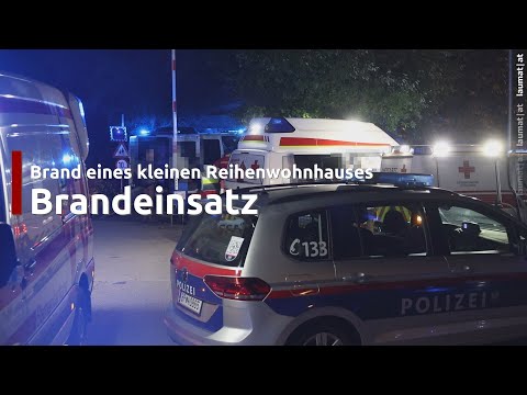 Nächtlicher Gebäudebrand eines kleinen Reihenwohnhauses auf einem Vereinsgelände in Alkoven